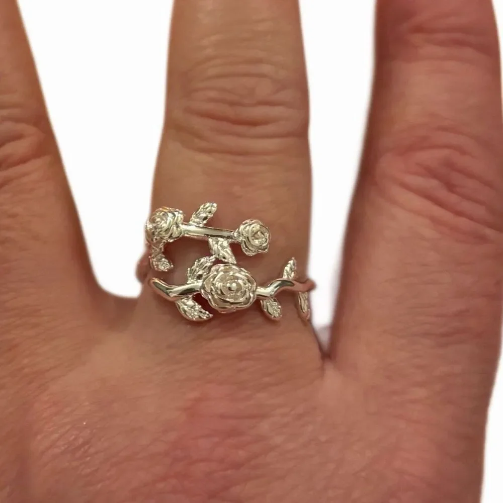 The delicate flower ring in sterling silver adjustable